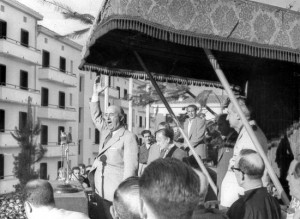 Franco_dando_un_discurso_en_Éibar_en_1949